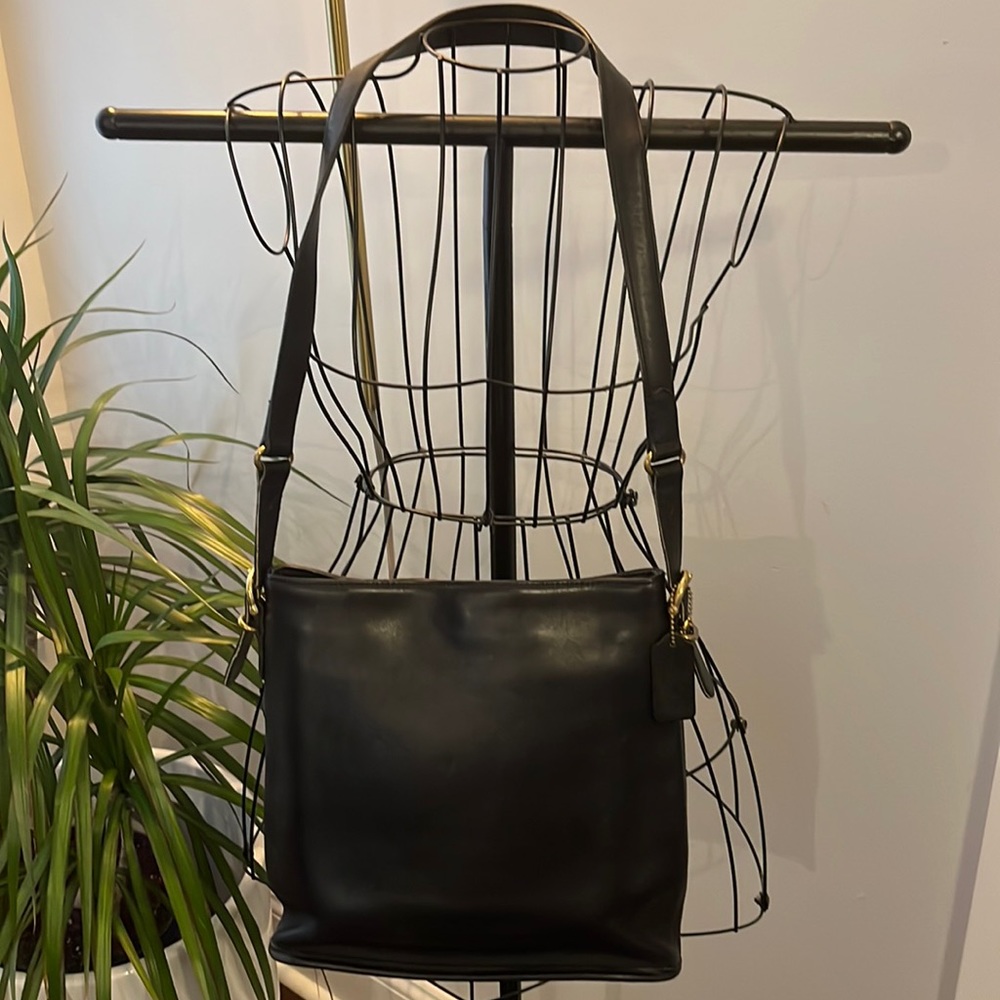 Vintage Coach. Black leather. G7C-9806